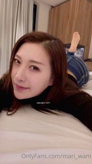 后宫之妾一边看着朋友们对她撸管一边给我口交